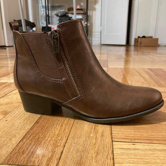 BRAND NWOT Unisa Brown Leather Booties Women Size 7.5 - Picture 4 of 7